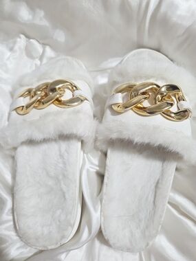 Source Unknown White Faux Fur Slide Slippers with Gold Chain